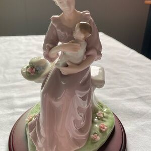 Avon MOMENTS & MEMORIES Porcelain Figurine - Beautiful Piece In Box